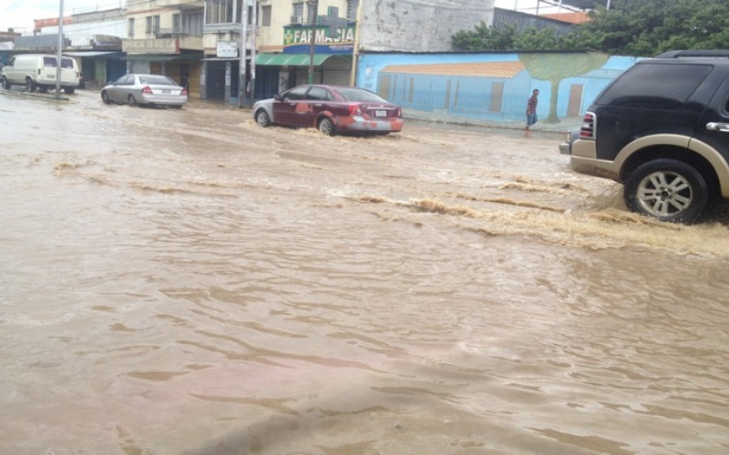 Paso destructivo de la onda tropical N° 40 moviliza a los cuerpos de seguridad en Carabobo