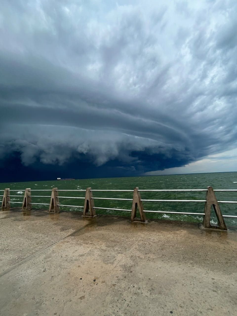 Sorprendente tromba marina sacude el Lago de Maracaibo tras el paso de la onda tropical 40