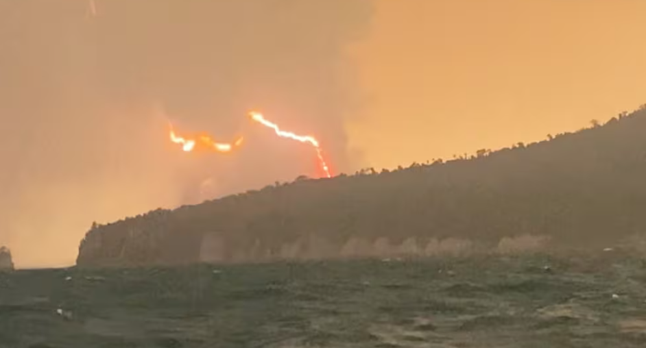 Volcán Anak Krakatau en Indonesia paraliza el tráfico aéreo