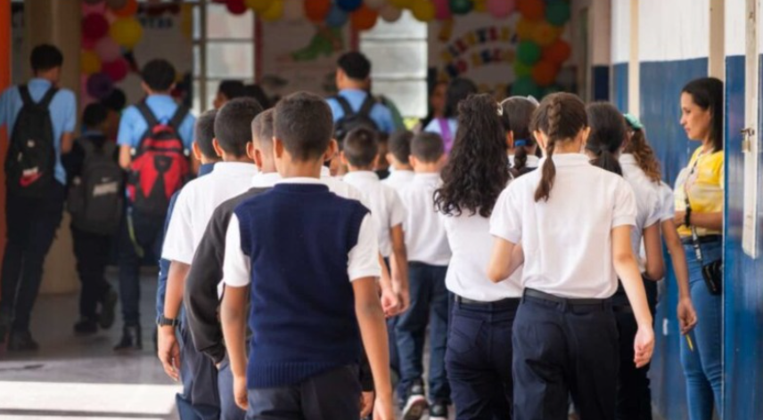 Héctor Rodríguez reporta más del 99% de escuelas abiertas