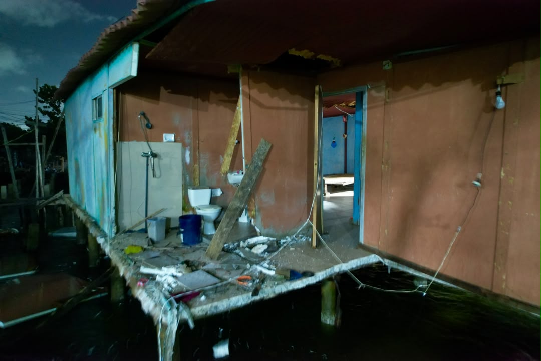 Bomberos salvan a tres ancianos en Maracaibo tras colapso de palafito