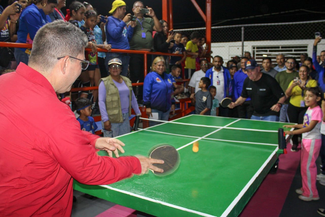 Alcaldía de Maracaibo entrega moderna cancha deportiva en La Pastora