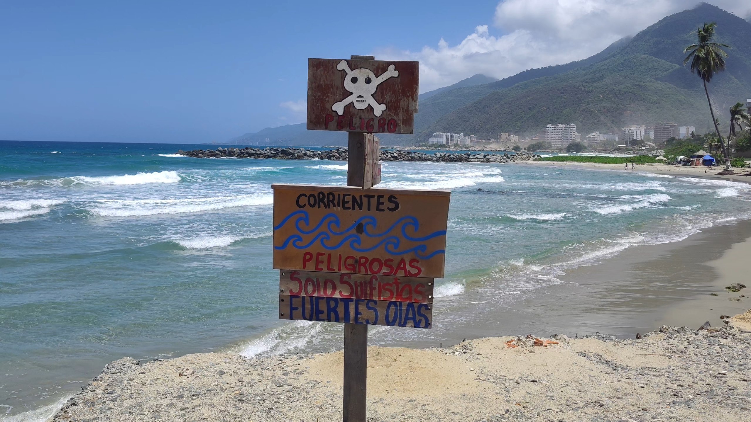 Desafiar al mar termina en tragedia: trabajador muere ahogado en Playa Los Cocos