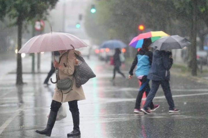 Nueva onda tropical desata fuerte lluvia y tormentas eléctricas en gran parte del país este fin de semana