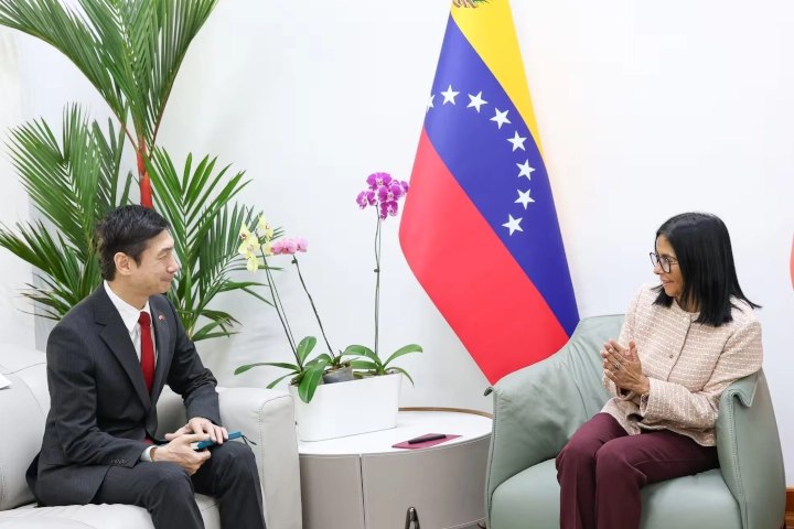 Impulso a la cooperación bilateral: Delcy Rodríguez sostiene encuentro estratégico con el embajador de China