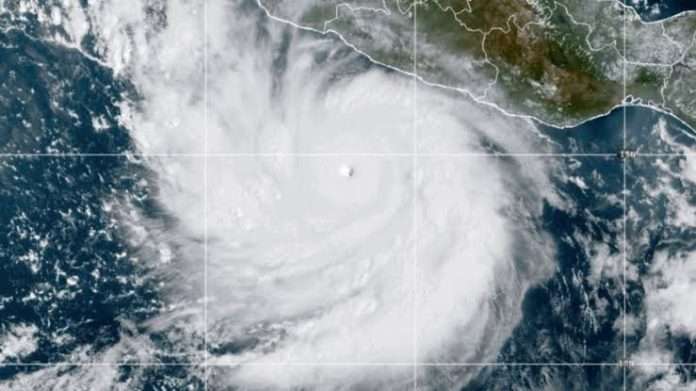 Tormenta Polo se fortalece a huracán de alta peligrosidad en el Pacífico y bordea las costas de México