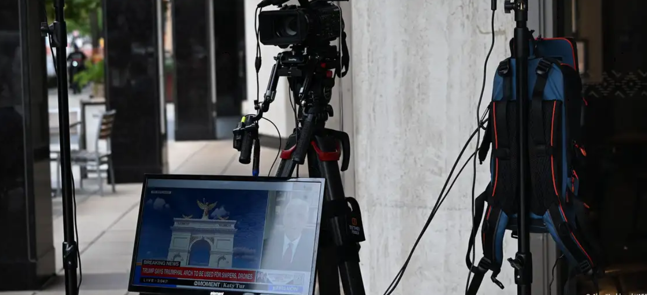 «Violó el debido proceso»: la justicia frena el veto de Trump a CNN, MS NOW y Politico