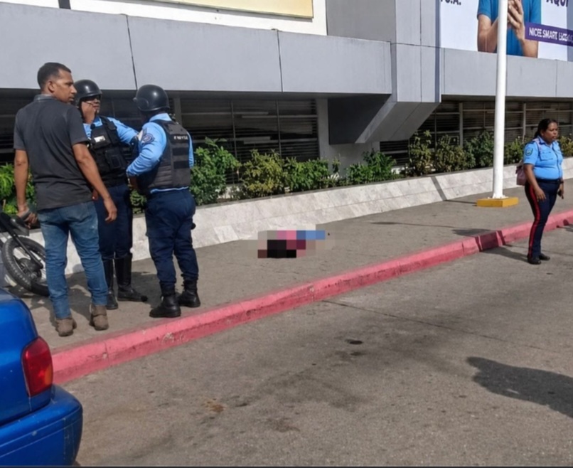 Mujer muere tras caer de la azotea de un centro comercial