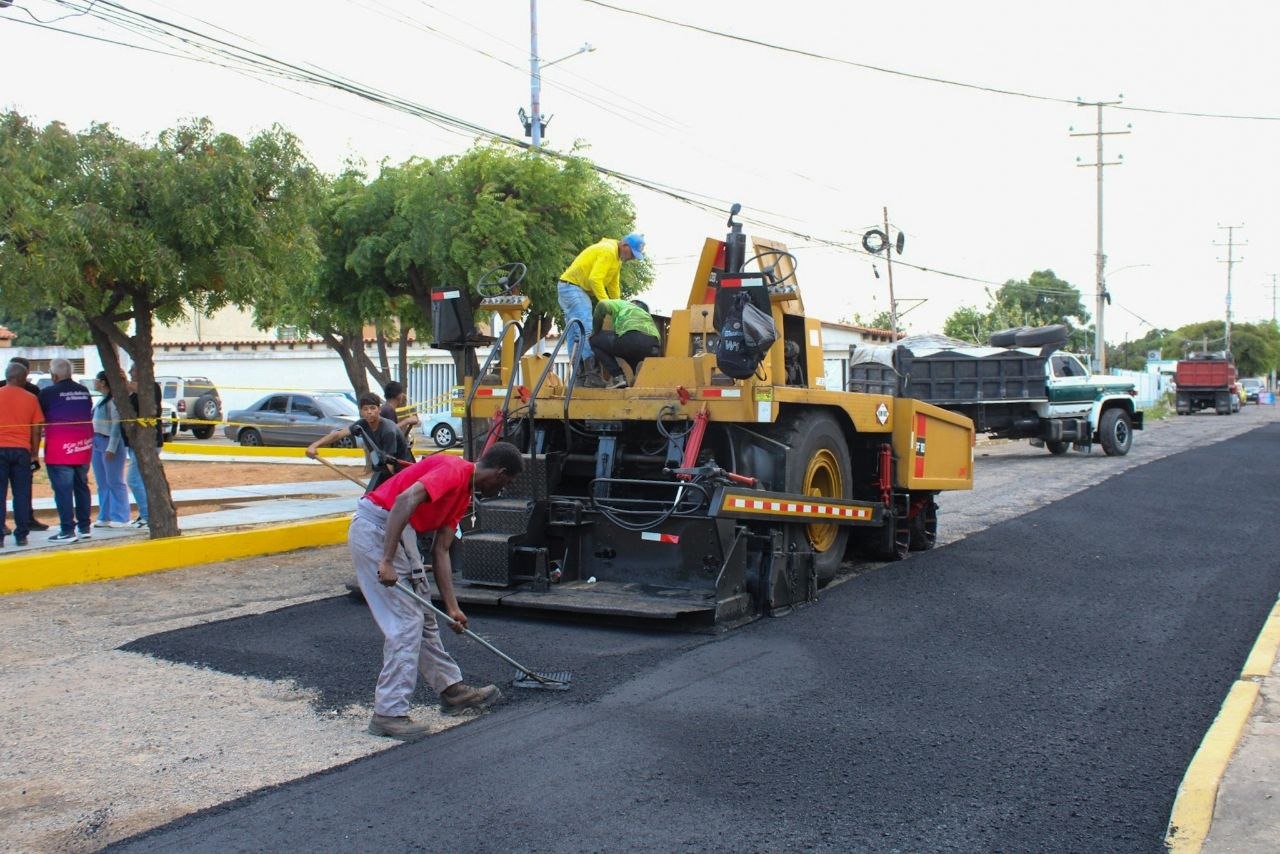 Alcaldía de Maracaibo ejecuta planes de asfaltado en sectores de la ciudad