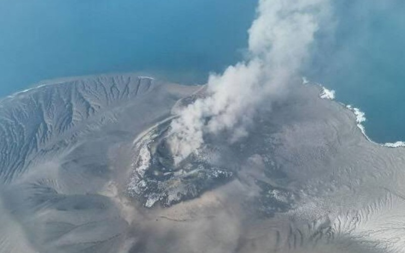 Cierre masivo de aeropuertos en Indonesia tras violenta erupción del volcán Anak Krakatoa