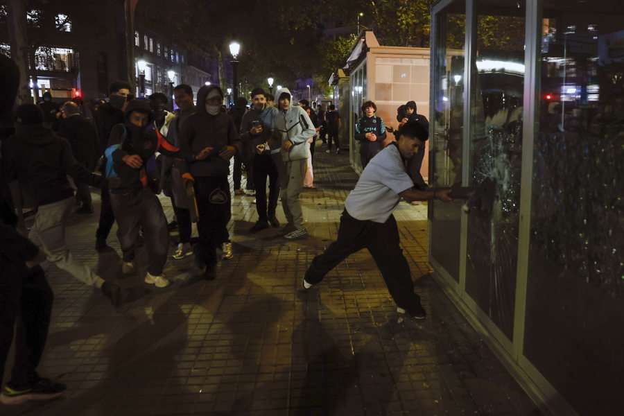 Barcelona enfrenta ola de violencia y saquéo de comercios en el centro