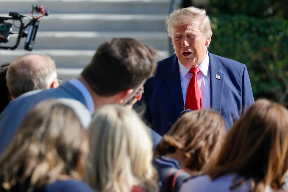 Trump califica de «extraño» el proceso de elecciones en Brasil