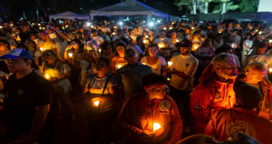 Entre velas y recuerdos: La Guaira conmemora 100 días del doble terremoto