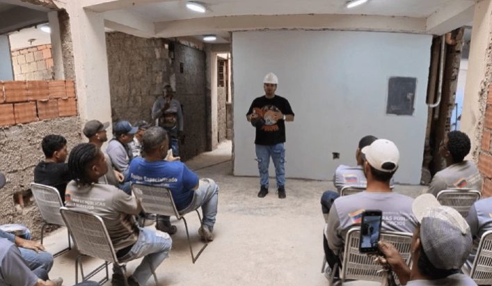 De la teoría a la estructura: trabajadores rehabilitan 60 apartamentos en La Guaira mientras perfeccionan sus oficios