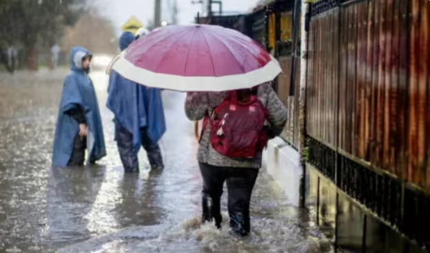 Lluvias extremas en el centro de Chile: active de quebradas y cortes de energía fuerzan la Alerta Amarilla