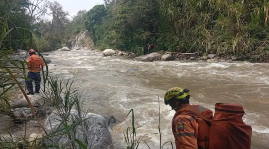 Bomberos buscan a una mujer arrastrada por la crecida del río Chama