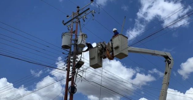 Corpoelec ejecuta maniobras técnicas y reemplaza transformadores en seis estados del país
