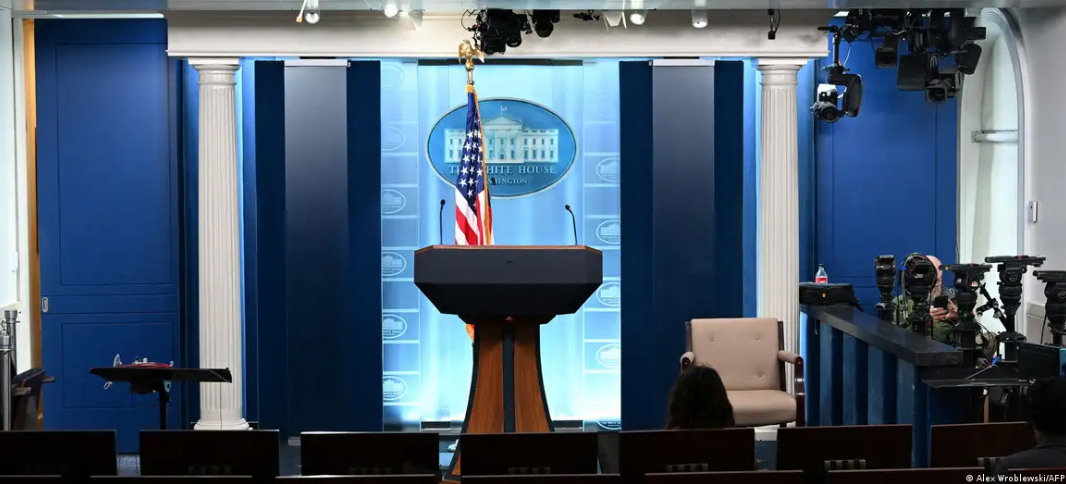 Polémica en Washington: Donald Trump sopesa eliminar la sala de prensa presidencial para construir una piscina