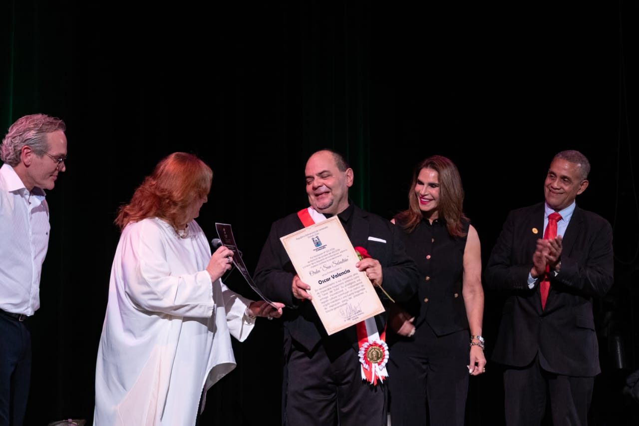​Óscar Valencia recibe máxima condecoración cultural en Maracaibo