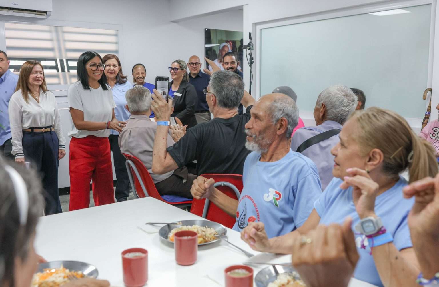 Presidenta ​Delcy Rodríguez entrega centro de atención para 400 abuelos