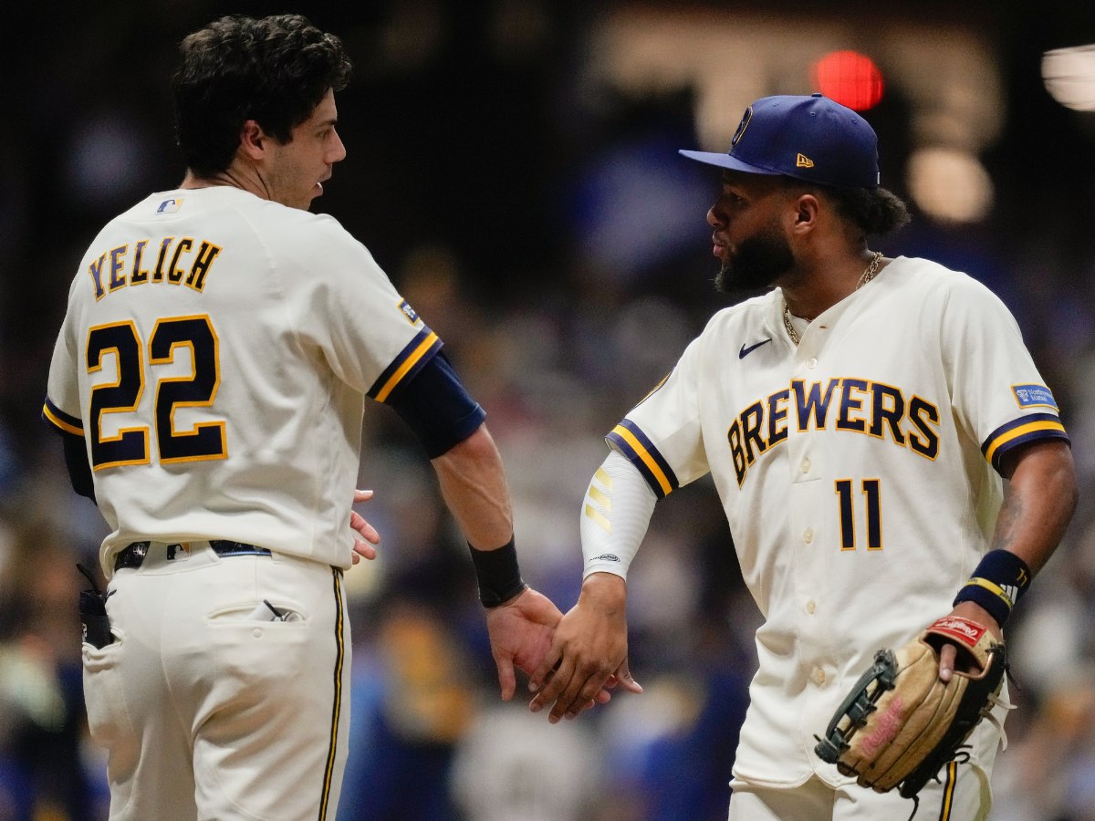 Peloteros venezolanos lideran la garra y la estrategia de Milwaukee en la postemporada