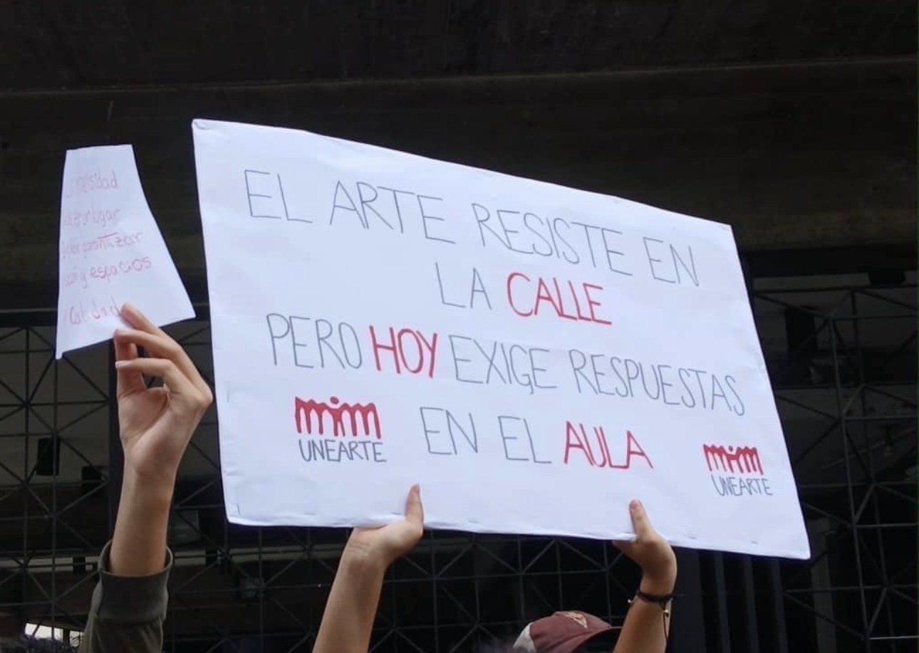 Estudiantes de la Unearte denuncian abandono de infraestructura y pérdida de notas ante el ministro de Cultura