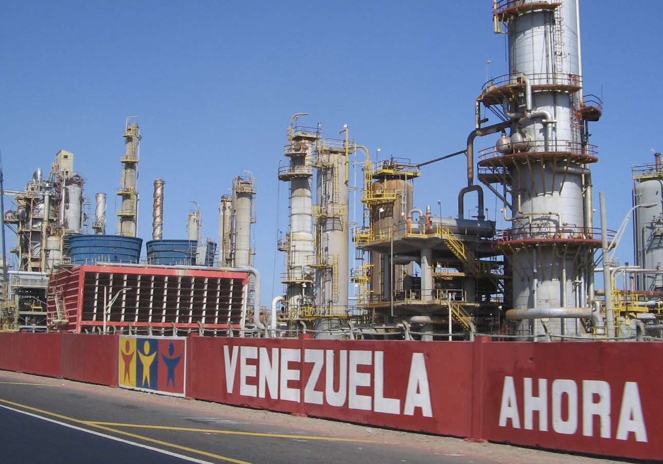 Inversores privados proponen al Gobierno reactivar ocho plantas paralizadas de PDVSA para el sector petrolero e hídrico