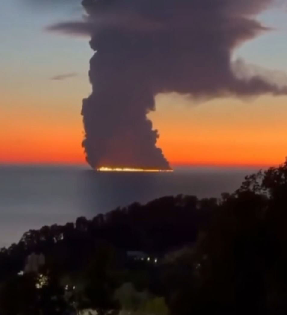 ​Arde un buque petrolero en el mar Negro tras sospechas de un ataque con drones