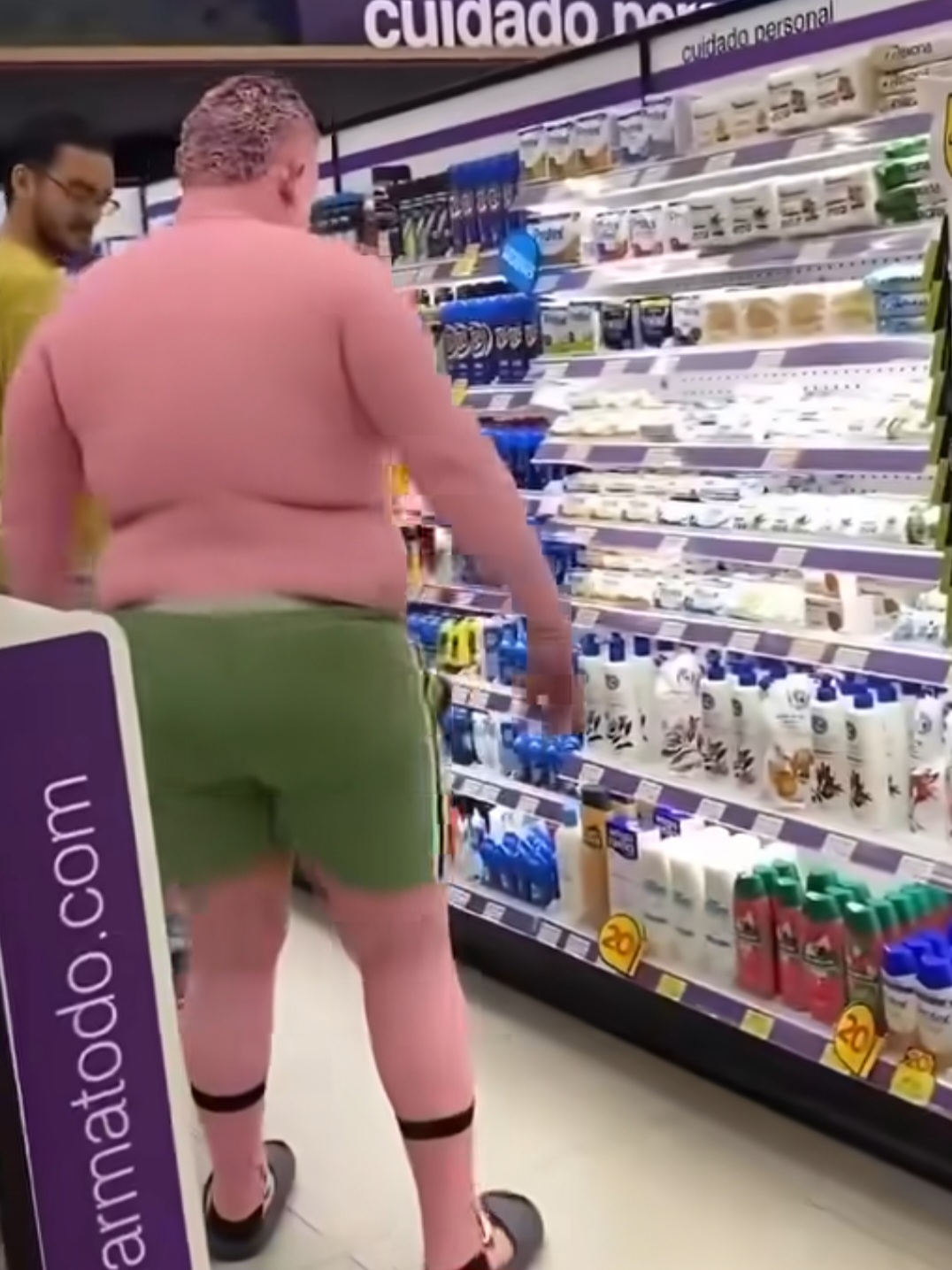 Video viral: sujeto ingresa pintado de rosado a conocido comercio zuliano