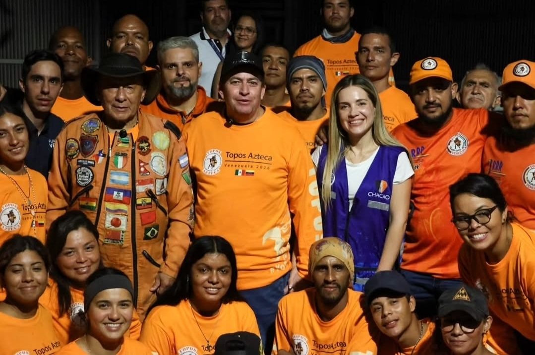 Gustavo Duque es condecorado como Topo Venezolano tras las labores de rescate en La Guaira 