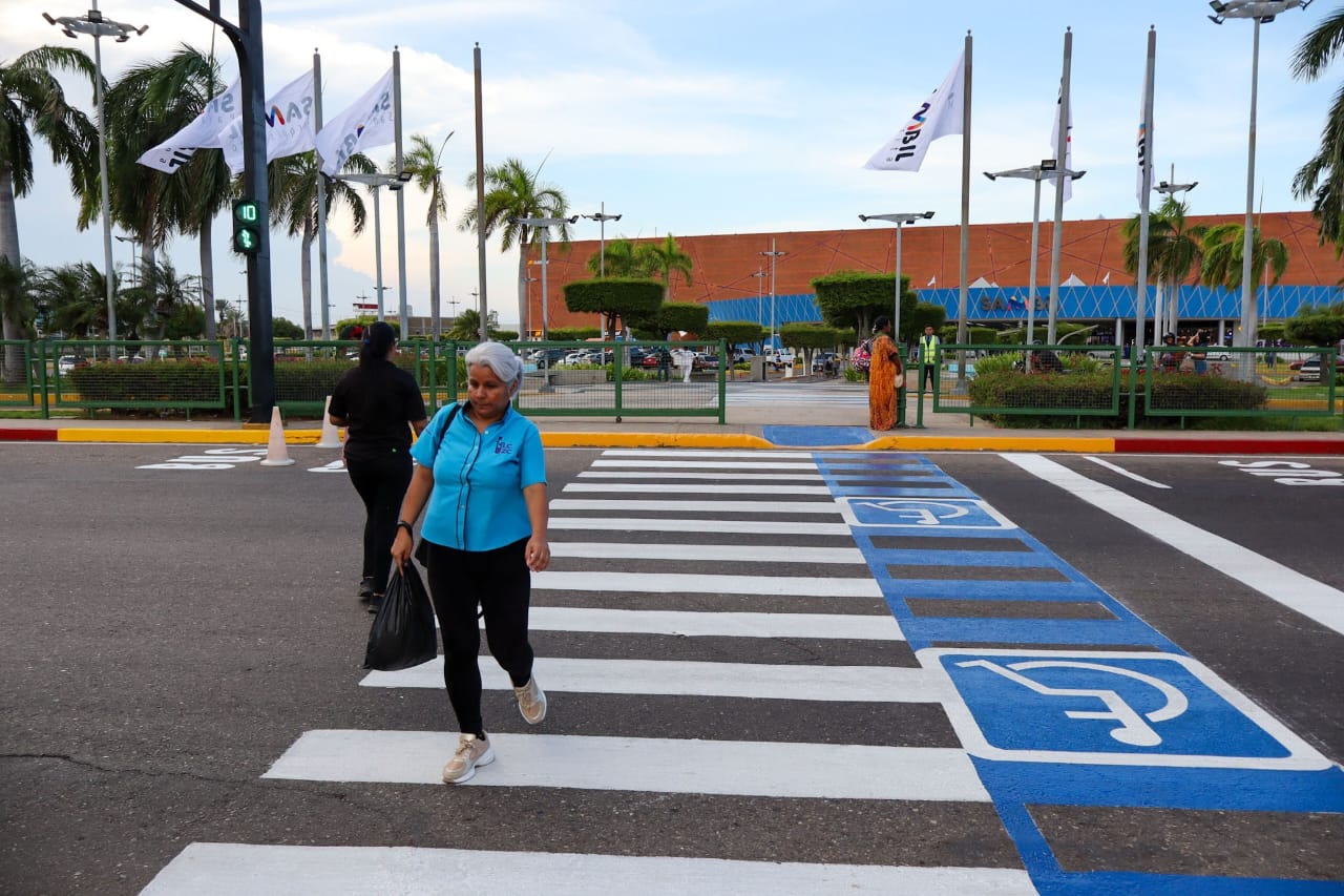 Alcaldía de Maracaibo reinaugura paso peatonal con accesibilidad reducida frente al Sambil