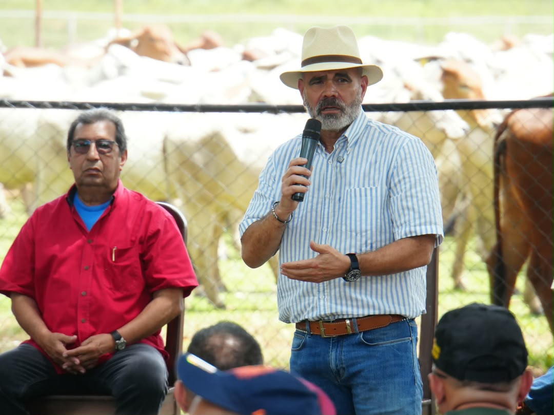 Regularizan más de 152.000 hectáreas y otorgan títulos agrarios en los Llanos venezolanos