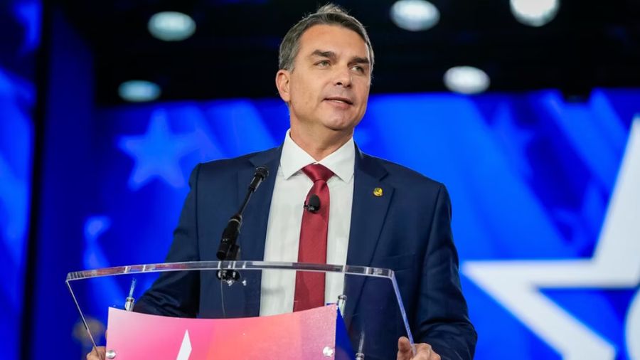 Flávio Bolsonaro confirma su presencia en el debate con Lula